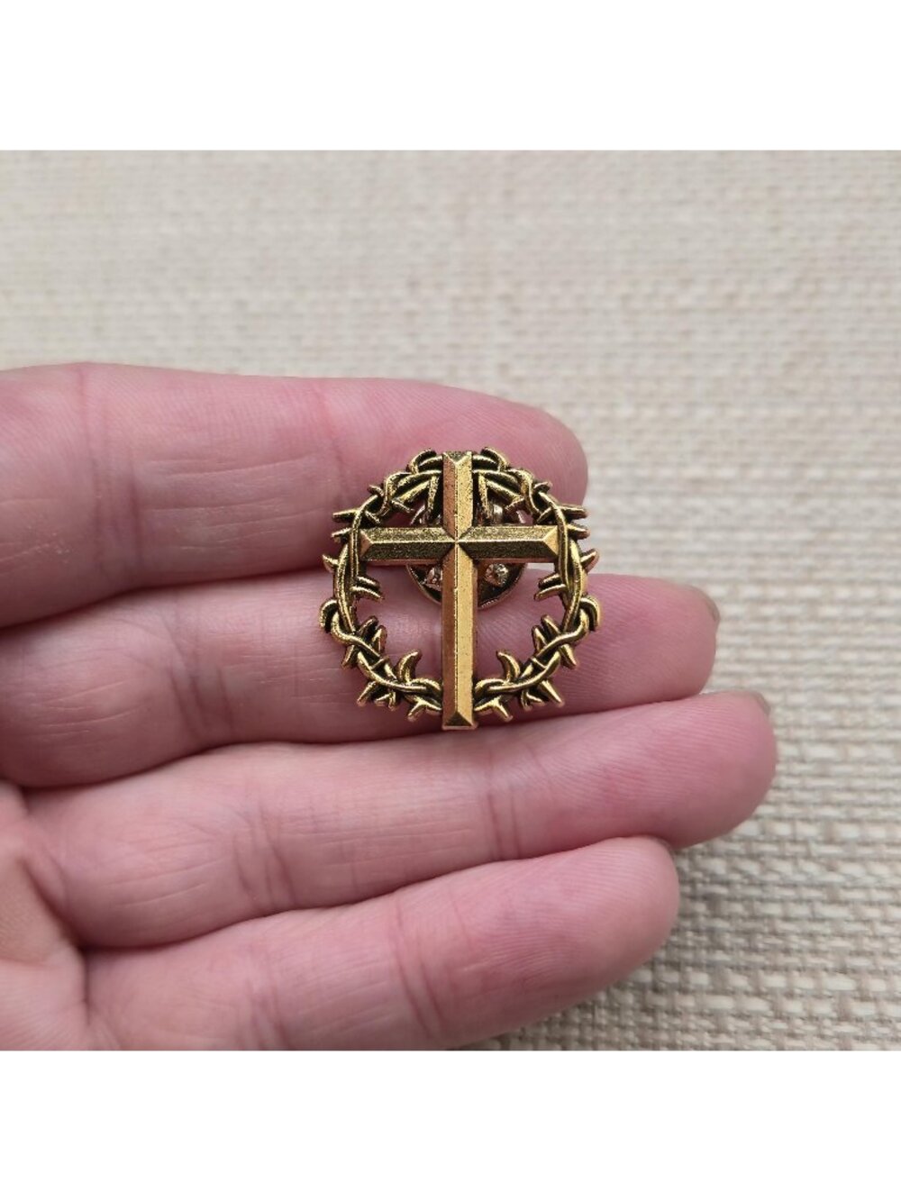 Vintage Gold Tone Christian Cross and Crown of Thorns Lapel Pin A8915